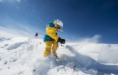 Altenmarkt-Zauchensee-Tourismus_Skifahren_Familie_Kind_Schneefreude.jpg